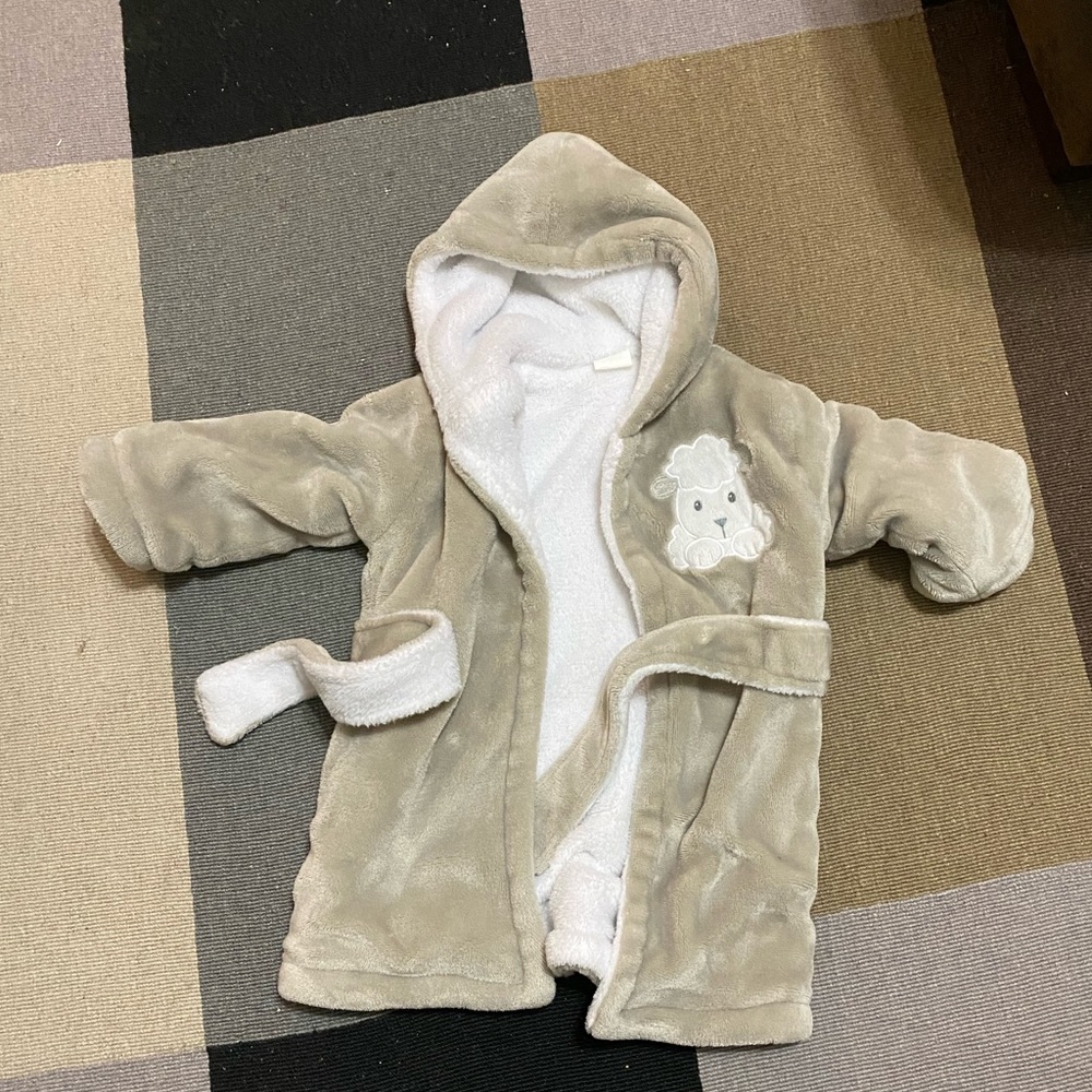 Blankets and beyond bathrobe. Grey with sheep on front. Size 12+